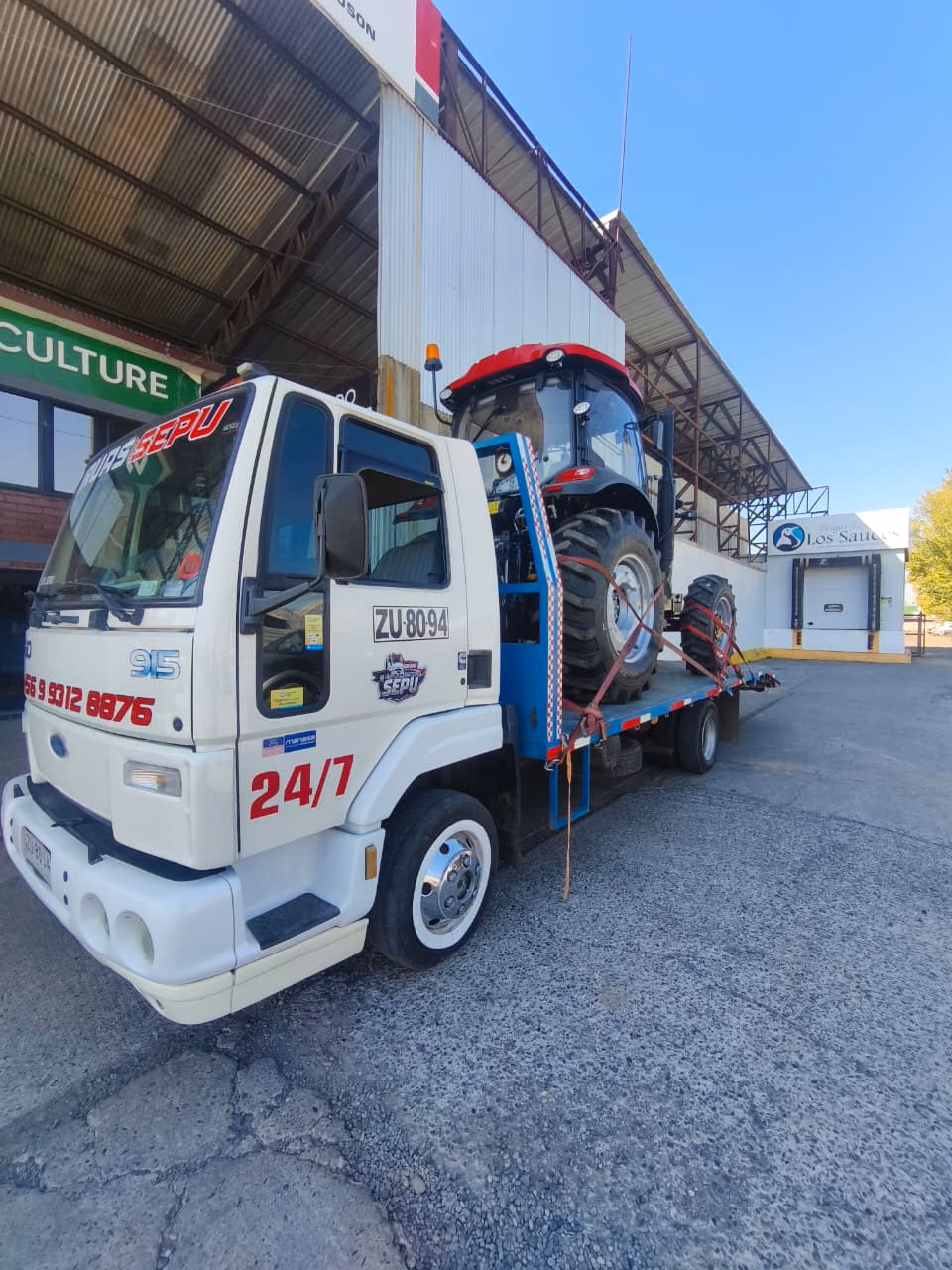 Grúa Sepu — traslado tractor rojo